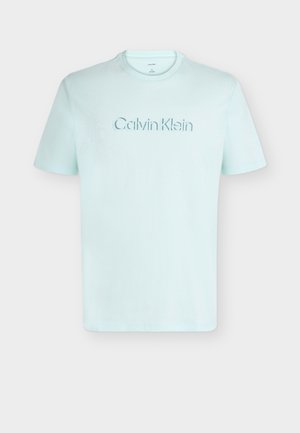 Φωτεινό γαλάζιο T-shirt με κοντά μανίκια και στρογγυλή λαιμόκοψη με ανάγλυφο λογότυπο "Calvin Klein" στο στήθος, εμφανίζεται σε απλό φόντο.