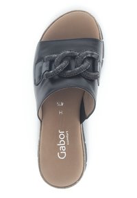 Černé ploché sandály s texturovaným řetízkovým detailem na horní straně, s hnědým stélkou a plochou gumovou podrážkou pro pohodlí.