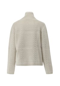 Hellgrauer Pullover mit strukturiertem, gestricktem Design, ausgestattet mit einem hohen Kragen und gerippten Bündchen. Blockmuster schaffen visuelles Interesse.