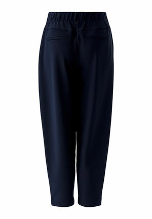 Marineblauwe taps toelopende broek met elastische tailleband en twee achterste paspelzakken, weergegeven op een witte achtergrond.