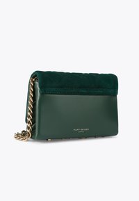 Borsa in pelle verde con patta in suede trapuntata, tracolla a catena dorata, forma rettangolare piatta e finitura testurizzata. Logo stampato sul davanti.