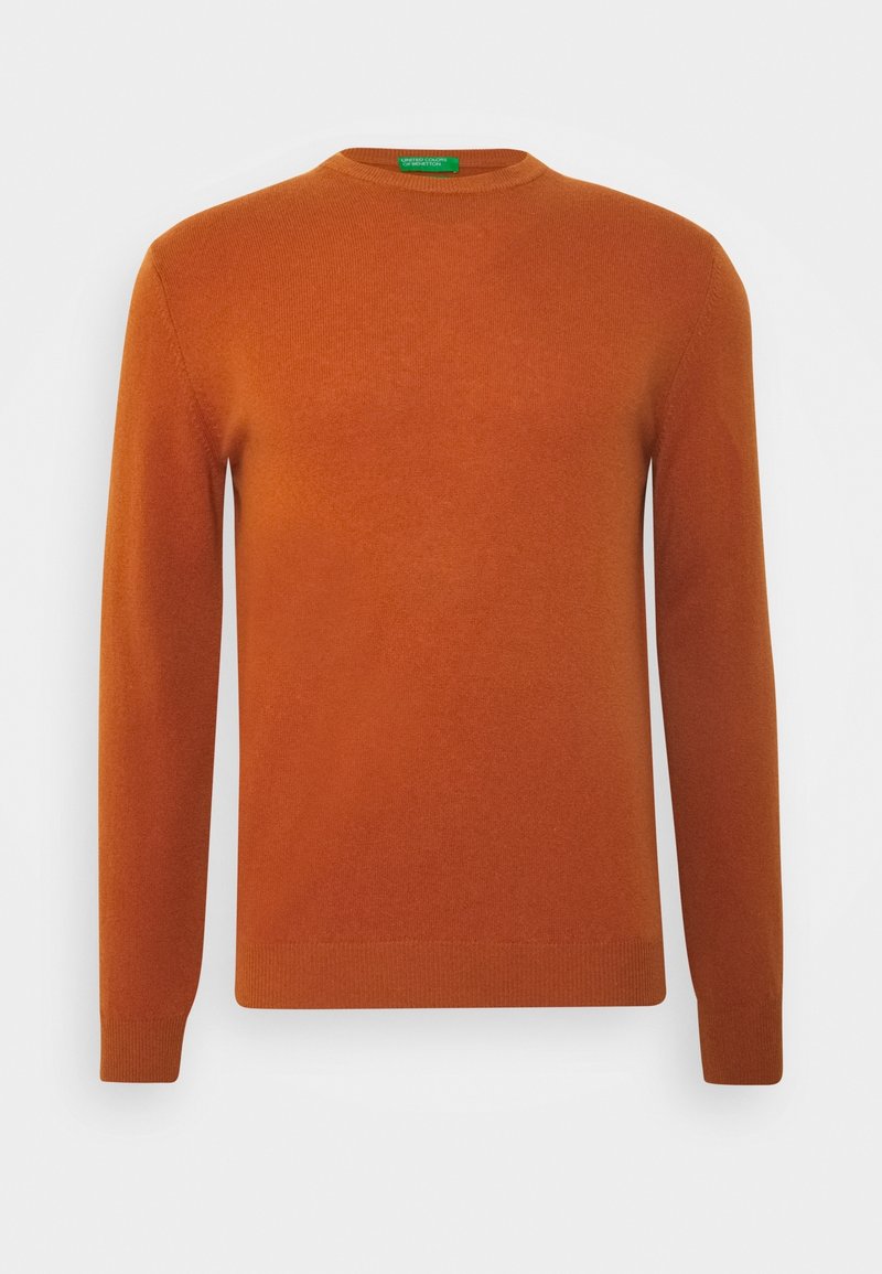 Herrarna långärmad tröja med rundad hals i bränd orange med ribbade ärmslut och nederkant, visad mot en enkel vit bakgrund.