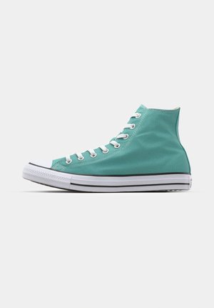 Hoog-top sneaker in teal canvas met een witte rubberen teentop en zool. Kenmerkt zich door witte oogjes en veters. Minimalistisch ontwerp met subtiele textuur.
