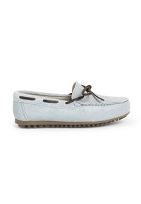 Mocasin din suede albastru deschis cu accente în nuanțe de brown și o talpă din cauciuc cu mici protuberanțe, oferind aderență și confort.