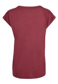 Bordová krátk ruka T-shirt s okrúhlym výstrihom, vyrobená z mäkkého bavlneného materiálu a s uvoľneným strihom. Hladká textura; bez viditeľných vzorov alebo akcentov.
