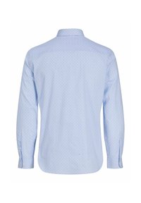 Svetlo modra srajca z dolgimi rokavi z majhnimi temnimi geometrijskimi pikami, zapetimi manšetami in klasičnim ovratnikom, prikazana od zadaj.