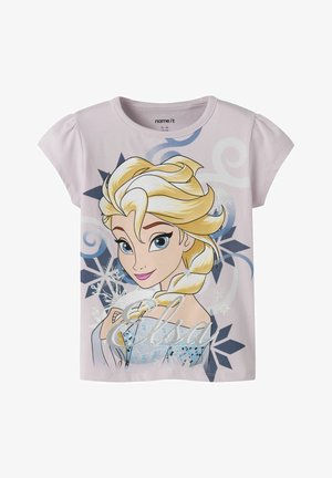 Lichtpaars T-shirt voor kinderen met een grote afbeelding van Elsa uit Frozen, versierd met sneeuwvlokken en haar naam in glinsterend schrift.