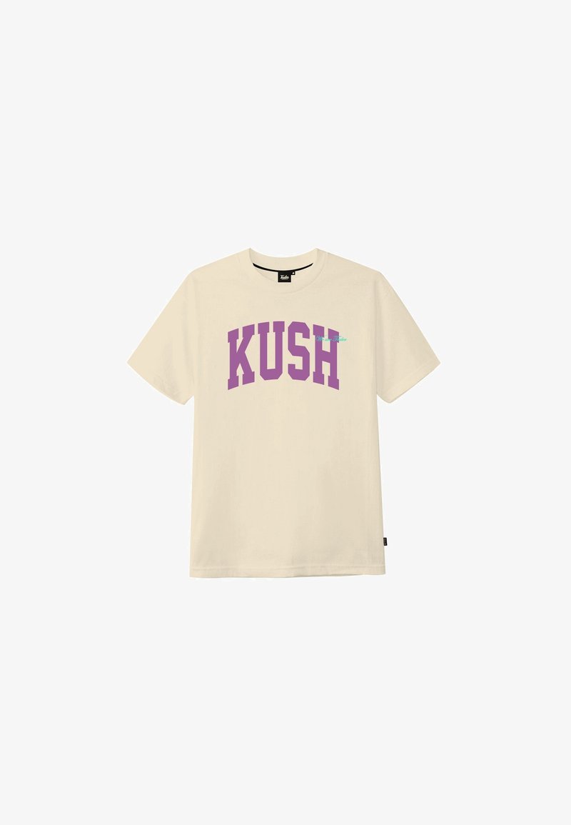 T-shirt beige à manches courtes avec texte en majuscules violet "KUSH" centré sur le devant, col rond, et petite étiquette noire sur la couture latérale.