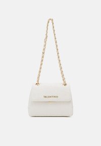 Vit Valentino-väska med präglat logomönster, guld kedjestropp och guld Valentino-märkesbokstäver på framfliken.