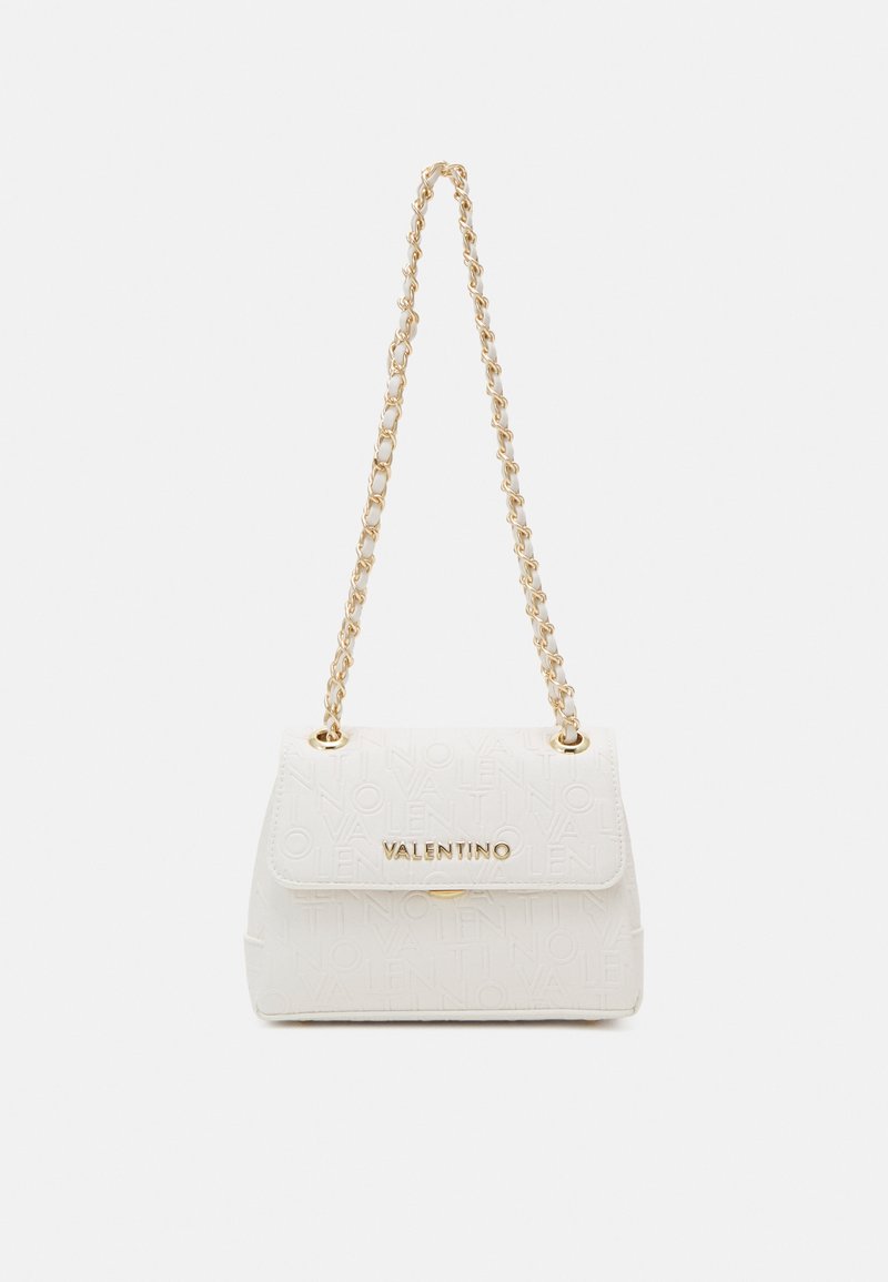 Vit Valentino-väska med präglat logomönster, guld kedjestropp och guld Valentino-märkesbokstäver på framfliken.