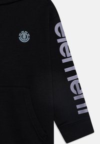 Černá mikina s kapucí, která má malou modrou značku a velký šedý text 'element' podél rukávu. Vyrobena z měkké tkaniny s přední kapsou.