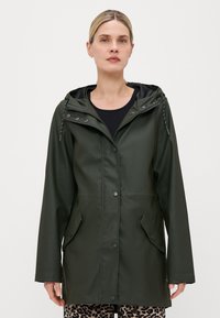 Wodoodporna oliwkowa kurtka przeciwdeszczowa z kapturem, przednimi zatrzaskami, dwoma bocznymi kieszeniami i sznurkami. Gładka tekstura, nowoczesny design.