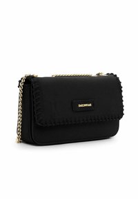 Bolso negro con una correa de cadena, con un borde cosido y una placa de logo dorada. Material suave y forma rectangular.