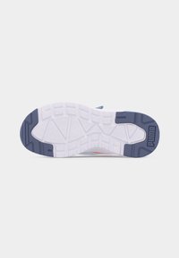 Σόλα παπουτσιού με λευκή και σκούρα μπλε ελαστική επιφάνεια με γεωμετρικά σχέδια και το λογότυπο της Puma στη φτέρνα.