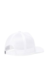 Cappello da baseball bianco in rete con un pannello frontale solido e visiera piatta, dotato di una fodera regolabile e di un'etichetta tessuta sul lato.