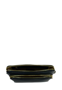 Pochette nera in pelle con due scomparti, caratterizzata da zip dorate e una texture liscia. Forma semplice e rettangolare con un profilo sottile.