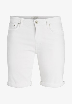 Pantalones cortos de mezclilla blanca con dobladillos doblados, cierre frontal con botón y cremallera, y diseño de cinco bolsillos.