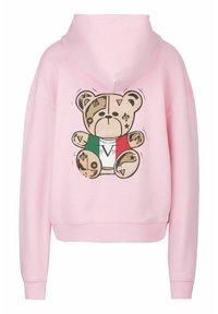 Rosa Kapuzenpullover mit Bärenmotiv, das Muster und Farben darstellt, die Italien repräsentieren, einschließlich eines Akzents in Grün, Weiß und Rot.