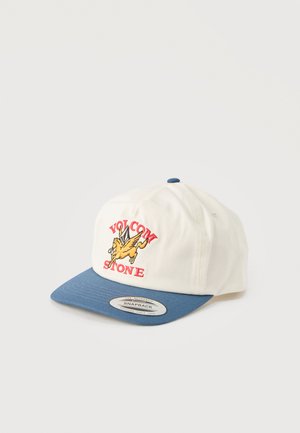 Λευκό και μπλε καπέλο snapback με κόκκινο κείμενο "Volcom Stone" και χρυσό γραφικό φτερωτού αλόγου στην μπροστινή επιφάνεια.