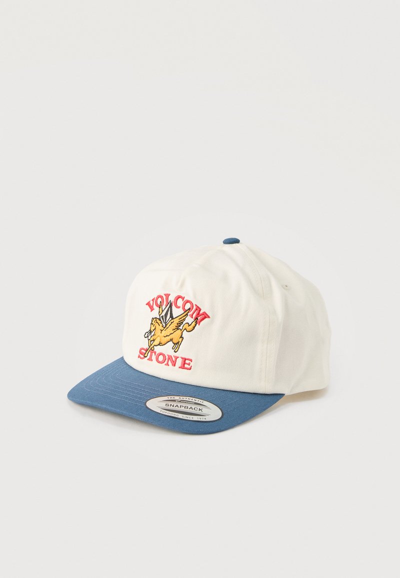 Λευκό και μπλε καπέλο snapback με κόκκινο κείμενο "Volcom Stone" και χρυσό γραφικό φτερωτού αλόγου στην μπροστινή επιφάνεια.
