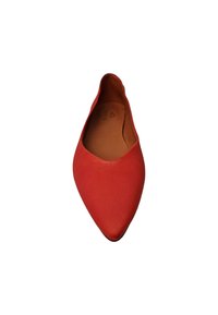 Zapato plano de tela roja con punta afilada y textura suave. El interior presenta un forro de cuero color marrón. No hay herrajes ni adornos visibles.