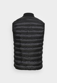 Svart ermeløs puffervest med horisontale sømmer, myk tekstur, ribbestrikket krage og en glatt, blank finish på stoffet.