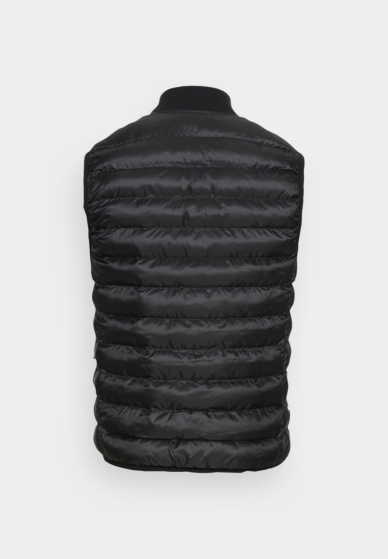 Gilet matelassé sans manches noir avec des coutures horizontales, texture douce, col côtelé et une finition lisse et brillante sur le tissu.