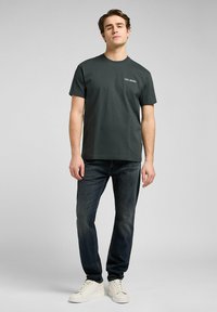 Lee SHORT SLEEVE GRAPHIC TEE - RELAXED FIT - T-shirt imprimé - washed black