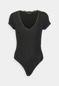 Svart ribbad bodysuit med korta ärmar, V-ringning och spetskanter längs U-ringningen. Har en tryckknappslåsning i botten.