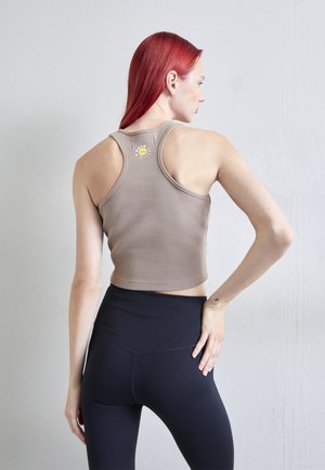 7 DAYS Active CROPPED - Top - mountain trail