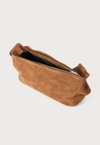 Borsa in suede marrone con forma rettangolare, chiusura con zip e texture morbida. Presenta un interno nero e un design minimalista.