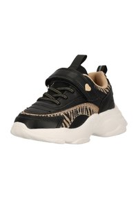 Baskets de sport noires avec une tige texturée, des accents à motif animal, des détails dorés et une semelle épaisse blanche. Présente une sangle Velcro et des lacets.