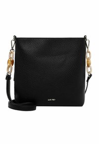 Czarna skórzana torba na ramię z teksturowaną powierzchni�ą, z ozdobnym łańcuszkiem w beżowych i brązowych odcieniach oraz srebrnym logo marki.