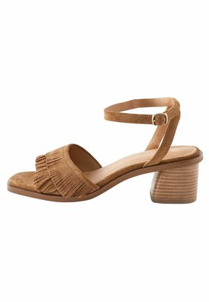 Sandale à bout ouvert en daim marron avec détail à franges, bride de cheville avec boucle et talon bloc empilé.