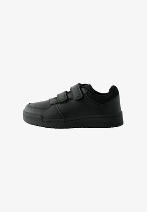 Sneaker noir avec deux bandes Velcro, en cuir synthétique, présentant une surface texturée et une semelle en caoutchouc. Design à profil bas.