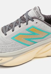 New Balance FRESH FOAM X MORE V4 - Bėgimo batai plentui - grey