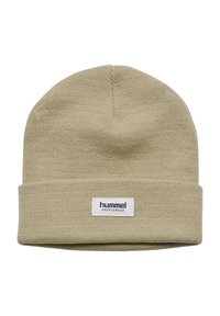 Beige gebreide beanie met een omgevouwen rand en een wit label met de merknaam "hummel" in marineblauw. Zachte textuur, eenvoudig ontwerp.