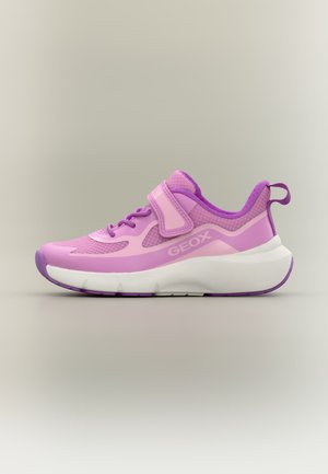 Różowo-fioletowy dziecięcy sneaker z rzepem, panelami z siateczki, grubą białą podeszwą i fioletowymi akcentami, pokazany z boku na neutralnym tle.