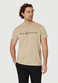 Sail Racing BOWMAN TEE - Triko s potiskem - dry sand