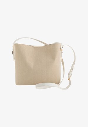 Beige strukturierte Handtasche mit weicher Form, ausgestattet mit einem abnehmbaren weißen Tragegurt und goldfarbenen Hardware-Akzenten. Innen ist der Stauraum sichtbar.