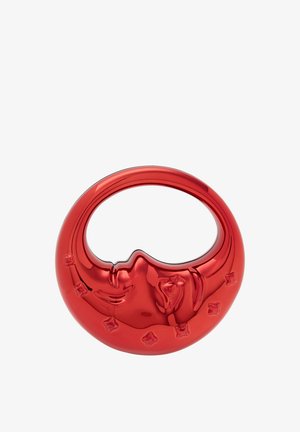 Rød keramisk dekorativ genstand med en cirkulær form, der har et ansigt design og præget geometriske detaljer på overfladen. Glat tekstur.