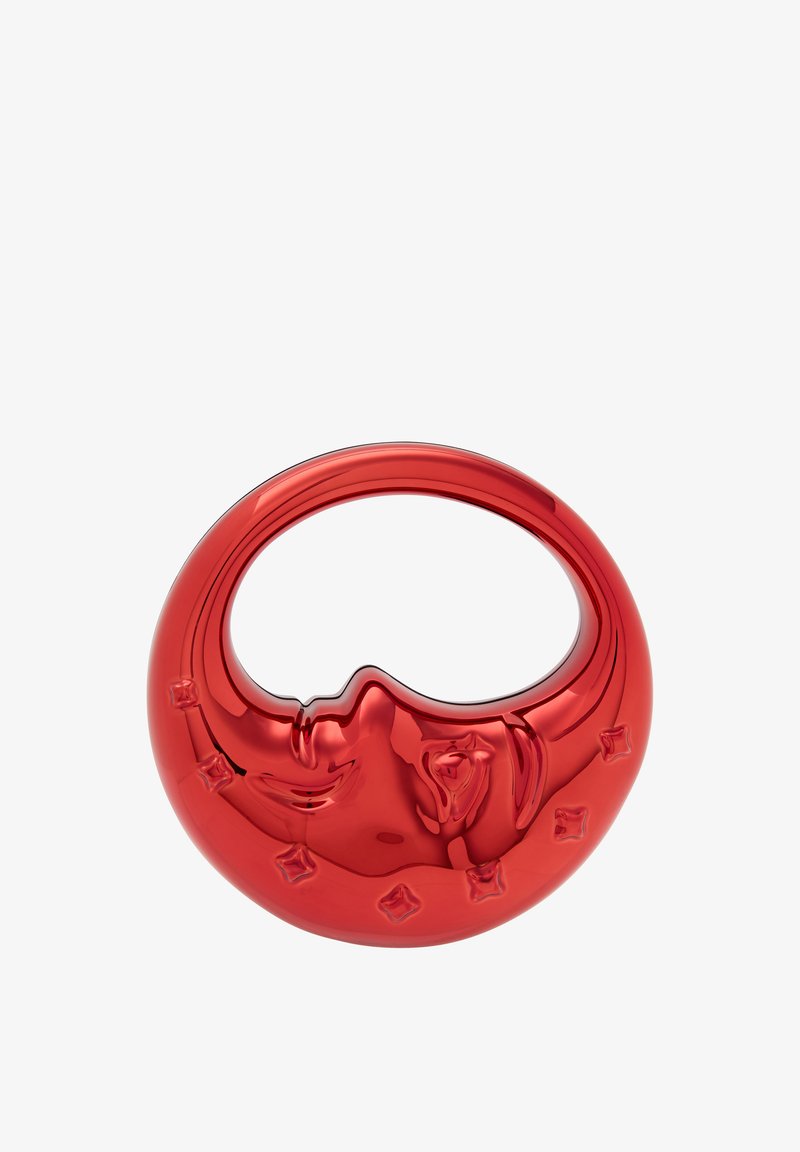 Rød keramisk dekorativ genstand med en cirkulær form, der har et ansigt design og præget geometriske detaljer på overfladen. Glat tekstur.