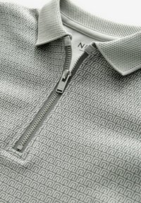 Next SHORT SLEEVE REGULAR FIT - Pólóing - grey geo