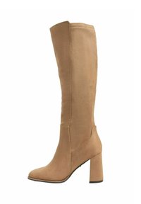 Knee-high beige suède laars met een vierkante neus, gebogen naden en een stevige blokhak, voorzien van een gladde textuur en minimale details.