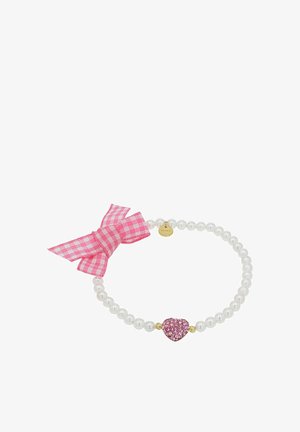 Pulsera con perlas blancas, un centro de corazón de strass rosa, una pequeña etiqueta dorada y un lazo de tela a cuadros rosa.