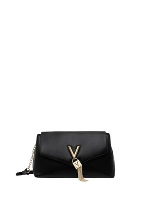 Borsa a tracolla nera in pelle con pattina pieghevole, hardware dorato e dettaglio a frangia. Presenta un prominente logo "V" sulla parte anteriore.