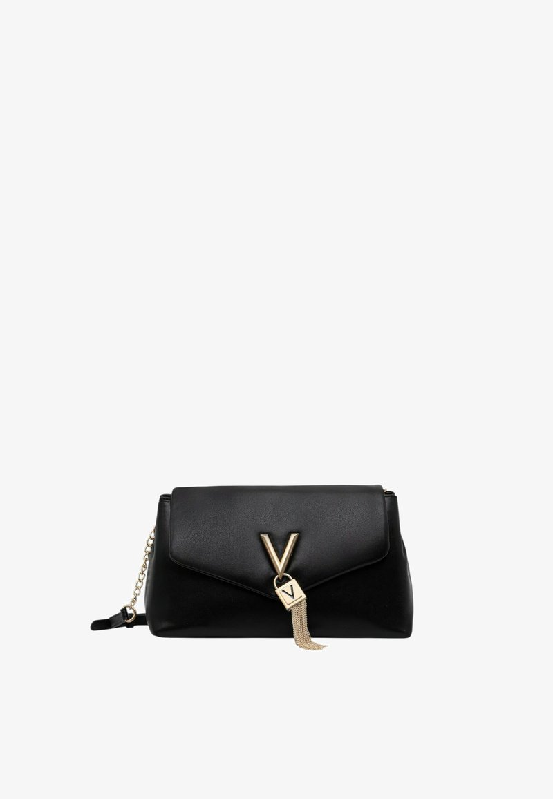 Borsa a tracolla nera in pelle con pattina pieghevole, hardware dorato e dettaglio a frangia. Presenta un prominente logo "V" sulla parte anteriore.