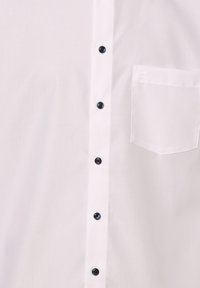 Weißes Hemd mit Knopfleiste und schwarzen Knöpfen, einer Brusttasche und einer glatten, gewebten Textur.