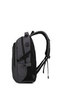 Zaino in tessuto grigio con pannello posteriore in rete, spallacci regolabili, multiple tasche con zip e un accento a logo circolare sul fronte.