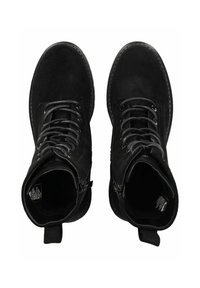 Schwarze Wildleder-Ankle-Boots mit runder Spitze, grauen Schnürsenkeln und seitlichen Reißverschlüssen. Strukturiertes Obermaterial und sichtbare Nähdetails. Flache Sohlen.